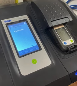 Mi a különbség a BUMP-teszt és a kalibrálás között?